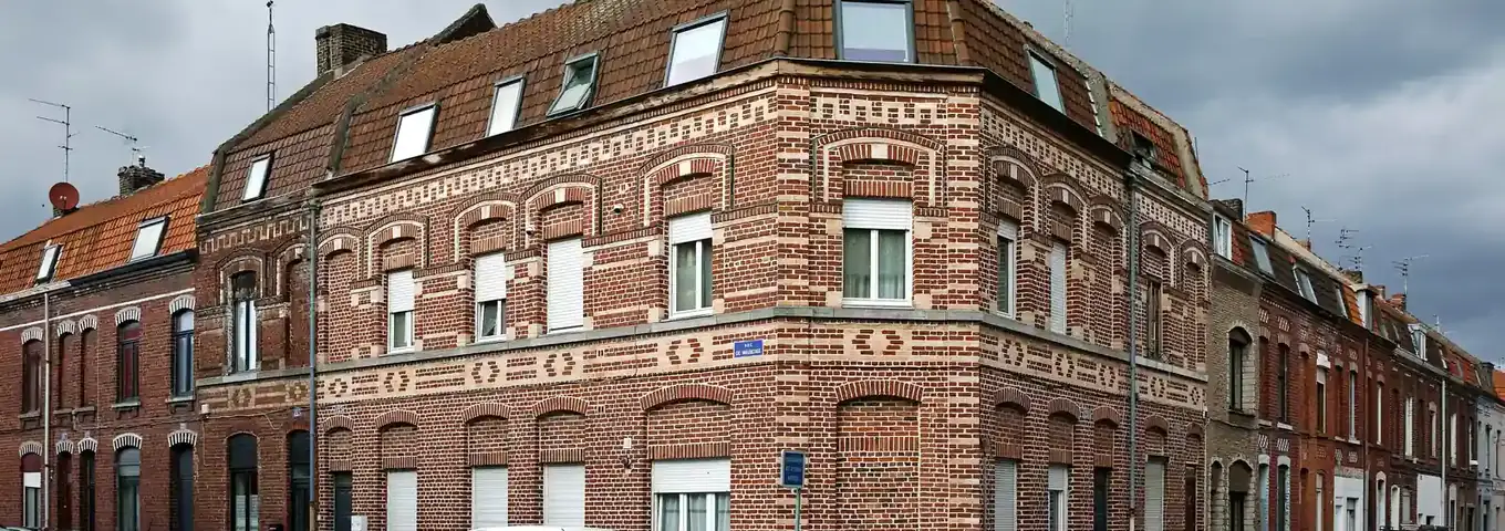 Rue de maisons de brique à Roubaix, angle rue de Maubeuge et rue Montgolfier