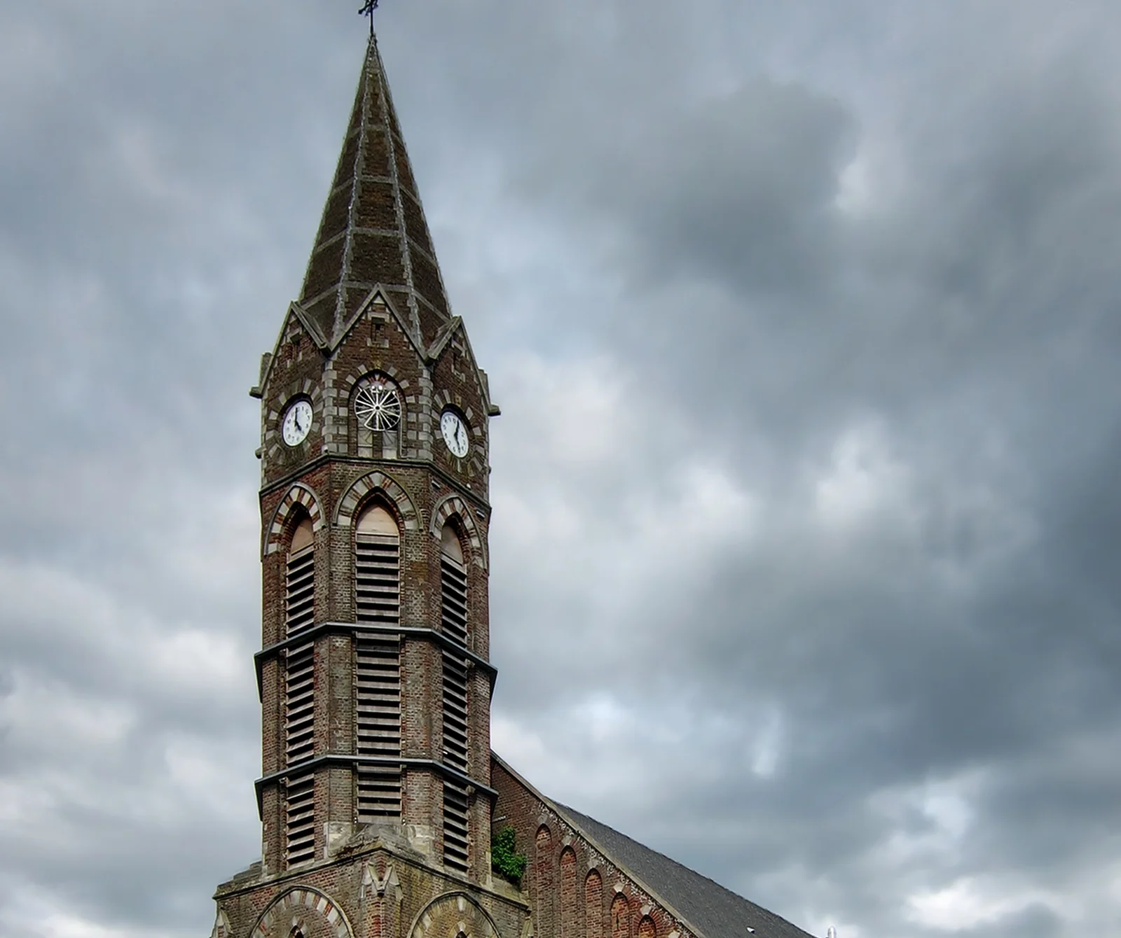 Église de Hem, clocher en brique