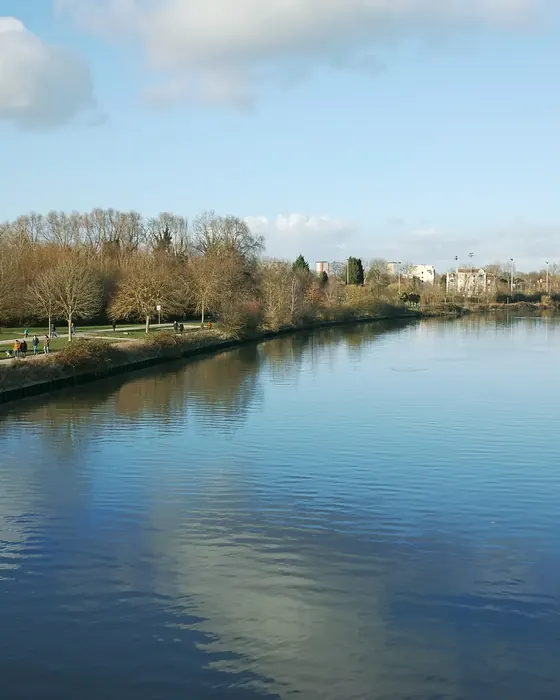 Bords de la Deûle à Lambersart, passerelle et promenade