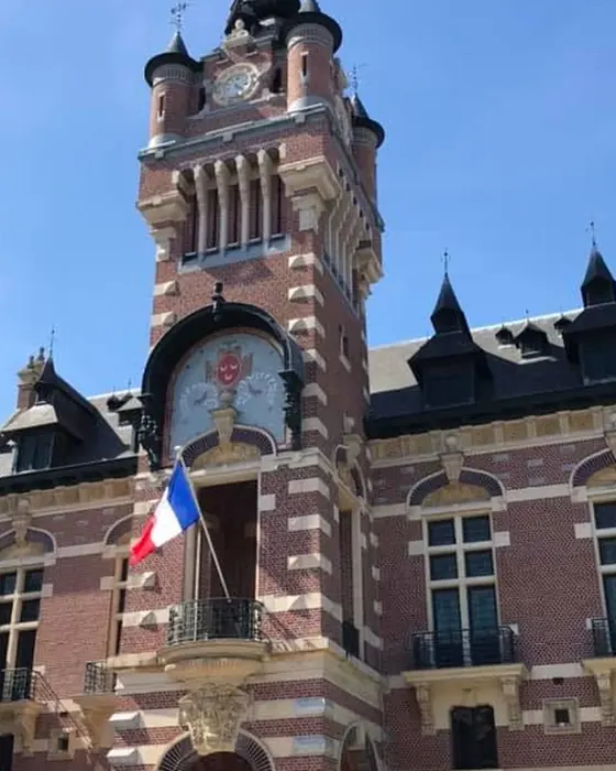 Hôtel de ville de Loos, tour en brique et pierre