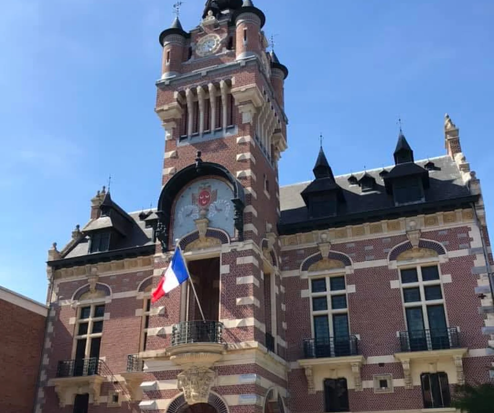 Hôtel de ville de Loos, tour en brique et pierre