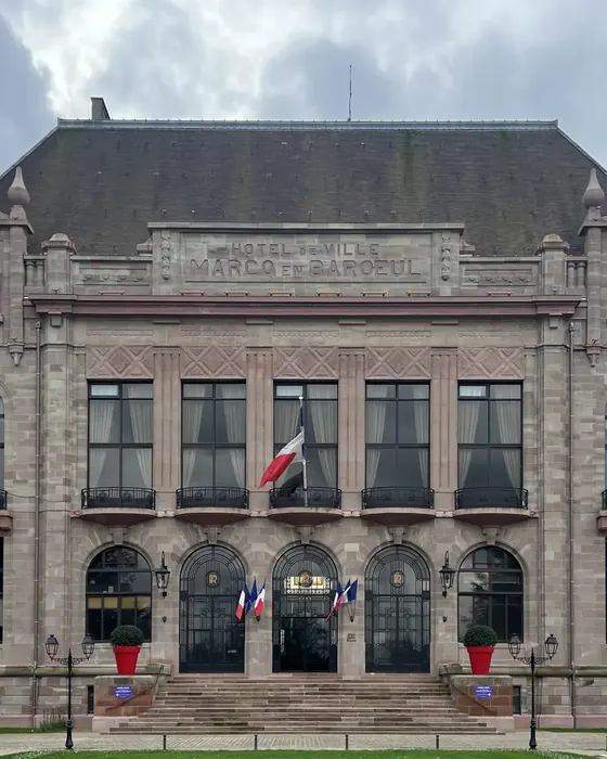 Hôtel de ville de Marcq-en-Barœul, façade en grès rose