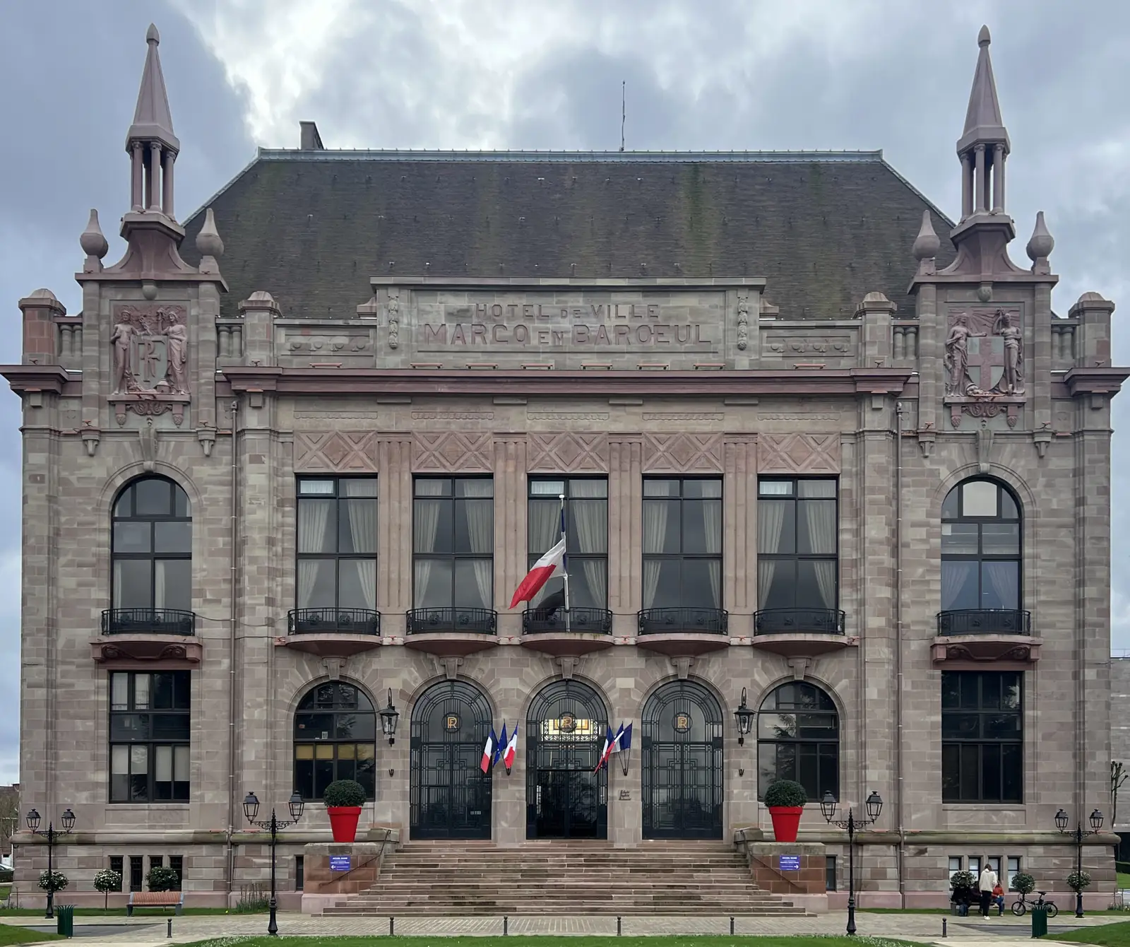 Hôtel de ville de Marcq-en-Barœul, façade en grès rose