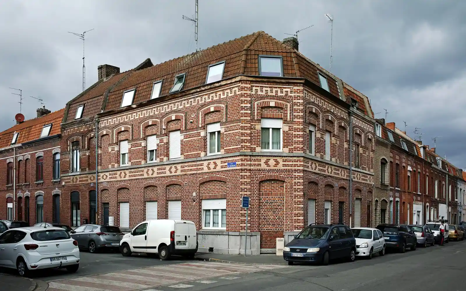 Rue de maisons de brique à Roubaix, angle rue de Maubeuge et rue Montgolfier