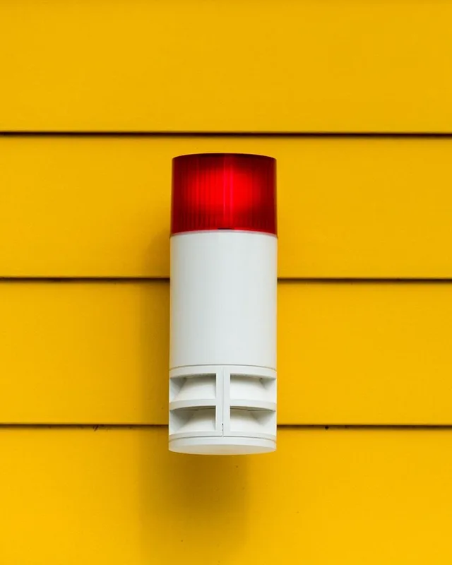 Boîtier d'alarme avec voyant lumineux rouge signalant un défaut de pompe