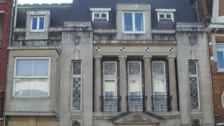Maison bourgeoise Art déco dans une rue résidentielle de Marcq-en-Barœul