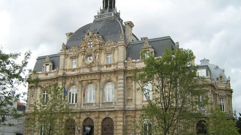 Hôtel de Ville de Tourcoing, vue de rue en journée